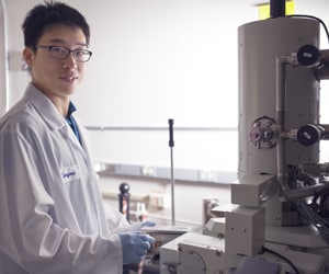 Scientifique TE en Chine travaillant sur des équipements de science des matériaux